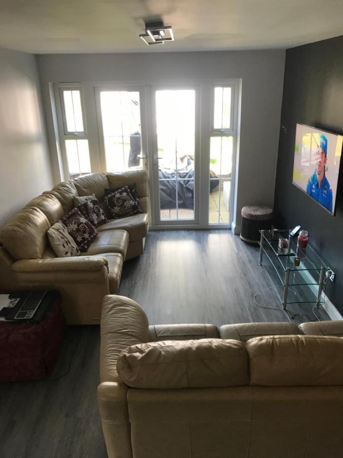Double Room Next To Burnham Elizabeth Line Station Слау Екстер'єр фото